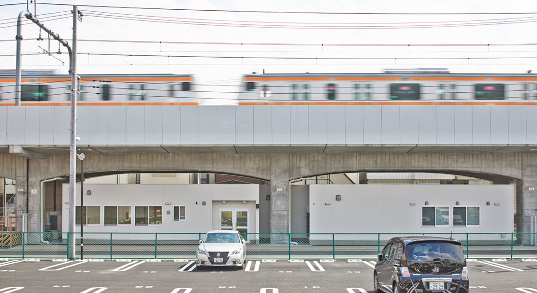 東京のまんなかJR中央線の高架下都心と地方を結ぶ郊外のオフィス